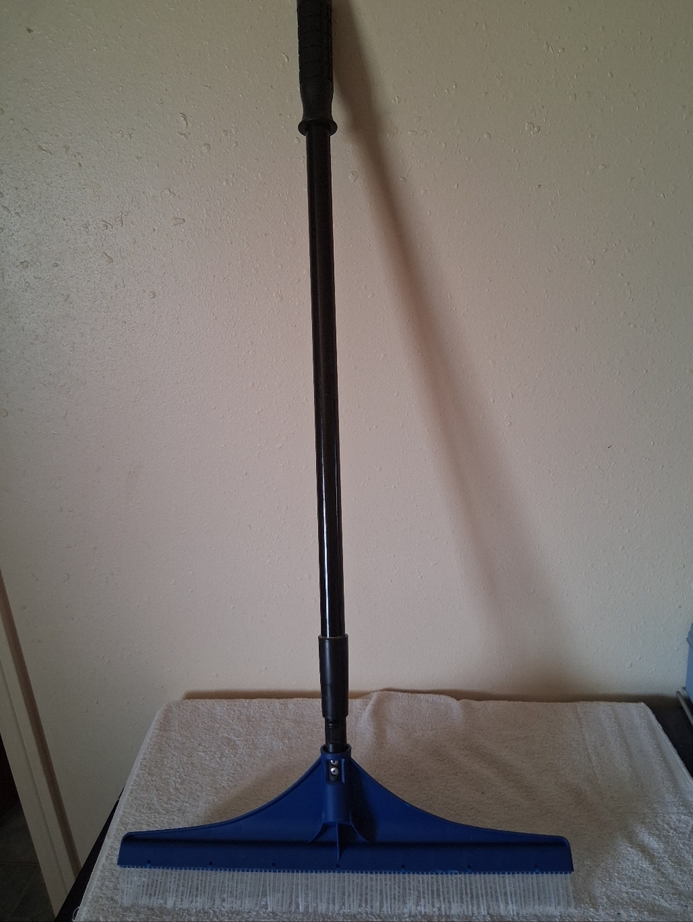 New 18" Carpet Rake 51" Telescope Handle Plastic Light Weight Black Blue Nwot - Picture 2 of 8